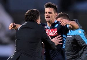 Maggio abbraccia Mazzarri dopo aver sbloccato Siena-Napoli | ©Gabriele Maltinti/Getty Images
