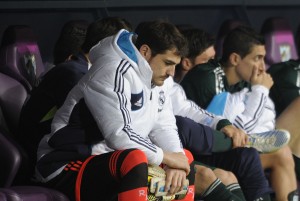 Sconsolato Casillas in panchina © PEDRO ARMESTRE/AFP/Getty Images