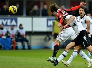 Il decisivo colpo di testa di Bojan per il vantaggio del Milan sul Siena | ©Alberto Pizzoli/Getty Images