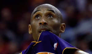 Kobe Bryant non sa più cosa fare per i suoi Lakers | ©Scott Halleran/Getty Images