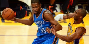 Kevin Durant contro Kobe Bryant | ©FREDERIC J. BROWN/AFP/Getty Images
