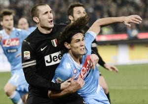 Il duello Chiellini-Cavani ha animato Napoli-Juventus | ©ROBERTO SALOMONE/AFP/Getty Images