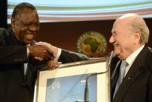 Issa Hayatou insieme a Blatter | ©Getty Images