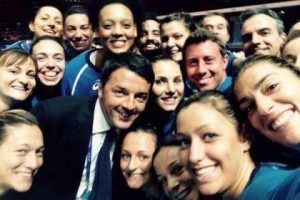Matteo Renzi insieme alle azzurre a Milano durante i Mondiali| Foto Twitter
