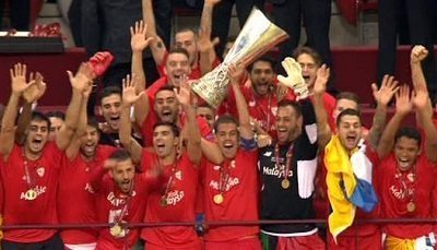 L'Europa League alzata dal Siviglia | foto Twitter
