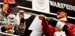 Una delle tante immagini del podio con i due ex rivali Mika Hakkinen e Michael Schumacher | Foto Twitter