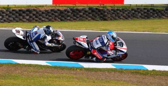 Superbike, Gp Australia: Checa beffa Haslam all’ultimo giro e trionfa in gara 2