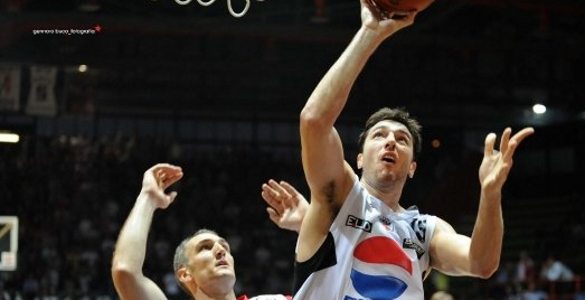 Basket, Serie A: Caserta aggancia e supera Milano, Siena si salva ma quanta paura