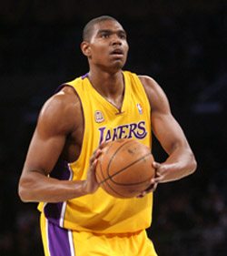NBA: Bynum (Lakers) squalificato per 5 turni per il fallo su Barea [Video]