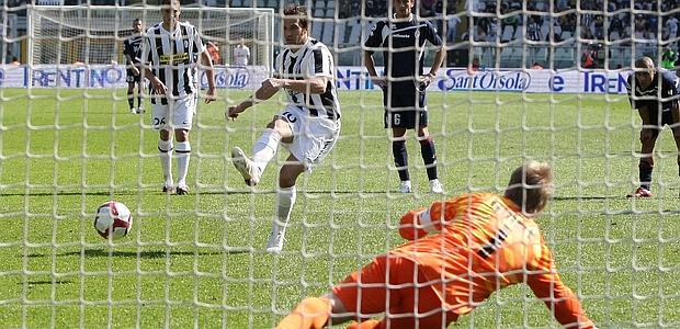 La Juventus non molla la Champions, 3-0 al Bari. Doppietta di Iaquinta