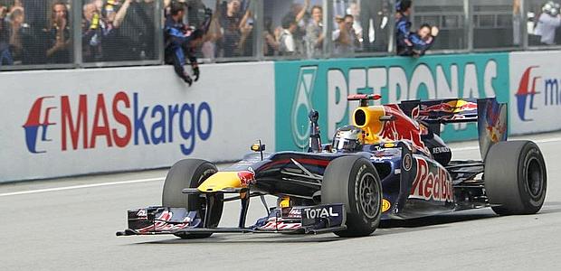 F1, Gp Malesia: doppietta Red Bull, vince Vettel. Alonso rompe