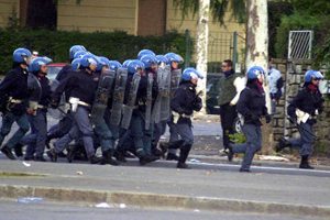 Continuano le risse “amichevoli”: in Pisa – Viterbese la polizia spara in aria