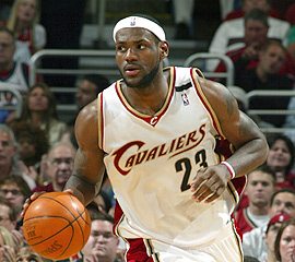 NBA: James trascina i Cleveland Cavaliers al successo contro i Miami Heat