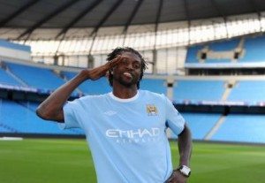 Premier League: Il Chelsea vola ma il Manchester City grazie ad Adebayor tiene la scia