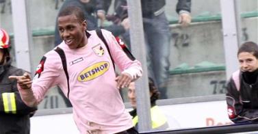 Abel Hernandez sotto shock, rapinato con una pistola in bocca