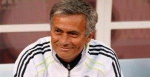 Mourinho sbatte la testa, in panchina. Video