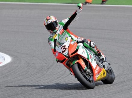 Superbike, GP Italia: vince Checa, ma Biaggi è nella storia