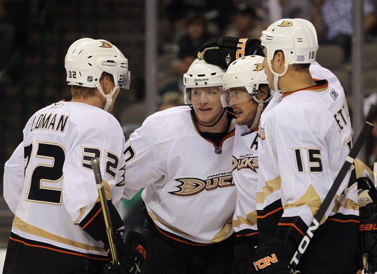 NHL: Anaheim scala la classifica, bene Penguins e Flyers