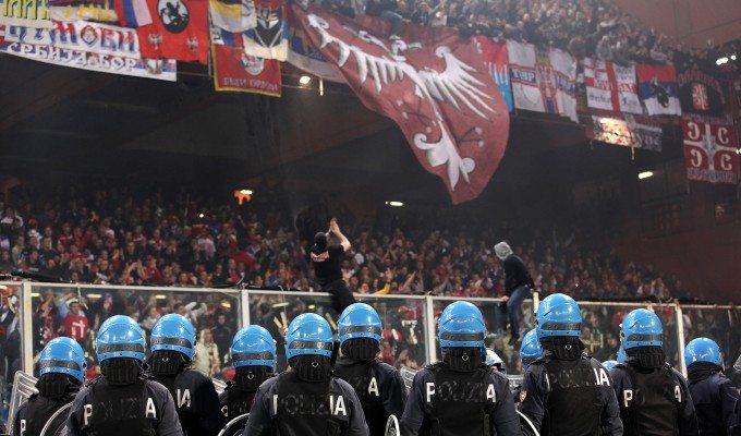 Vince la follia, Italia – Serbia sospesa dopo 7′