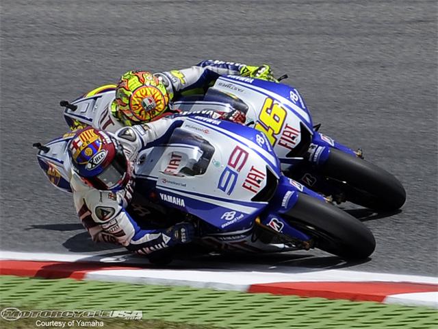 Moto Gp, [video]: le immagini del duello tra Rossi e Lorenzo a Motegi