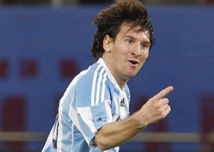 Messi palleggia con… le Adidas Adizero F50 [video]