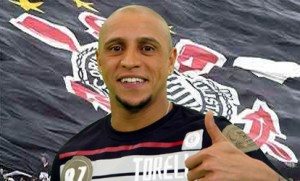 Roberto Carlos in gol dalla bandierina. Video