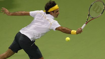 Federer entusiasma Doha, colpo sotto le gambe. Video
