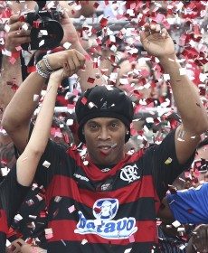 Ronaldinho, primo show in Brasile. Segna da dietro la porta. Video