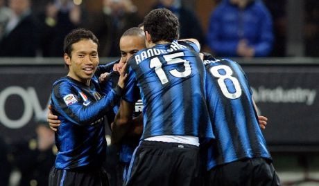 Un gollonzo porta l’Inter a -2 dalla vetta. Cagliari ko con onore