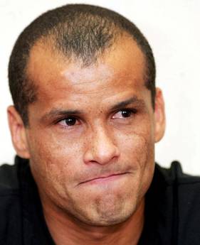 Rivaldo firma con una magia il ritorno in Brasile. Video