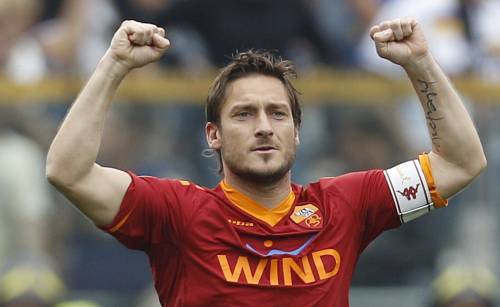 Totti spegne la Lazio. La Roma vince il derby del nervosismo