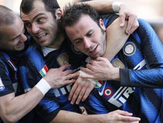 Pazzini porta l’Inter a -2 dal Milan. Lecce ko 1-0