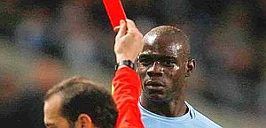 Balotelli complimenti al Milan e “mazzate” dal City