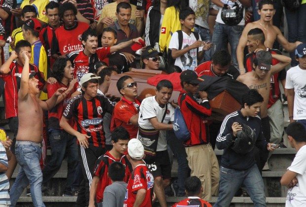 Funerali in curva: oltre il limite della follia