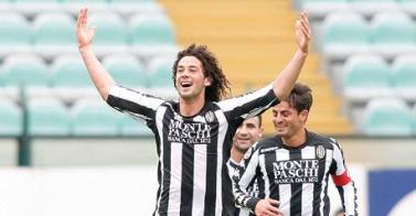 Il Siena vola con Larrondo, Reggina allungo play-off