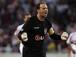 Rogerio Ceni prova il cucchiaio ma il portiere non abbocca. Video