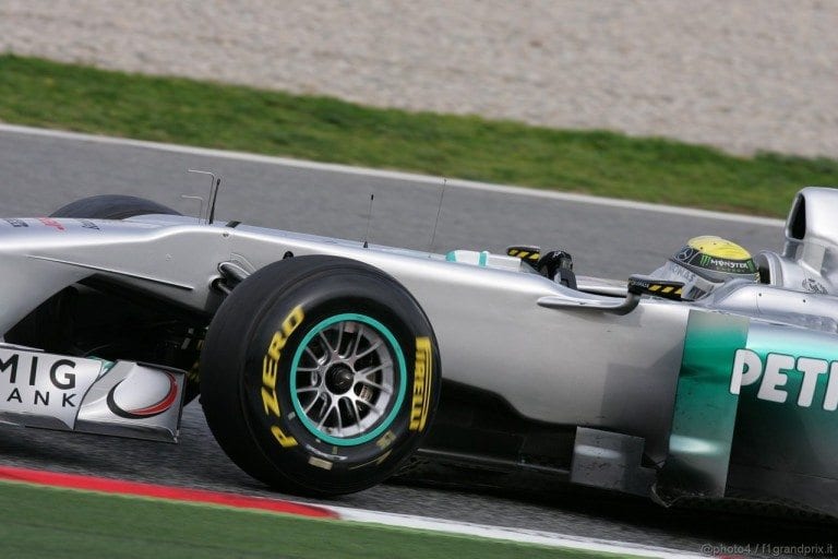 F1: Rosberg chiude al top sotto la pioggia