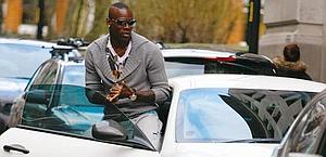 Balotelli sfreccia con l’auto a Milano, multato