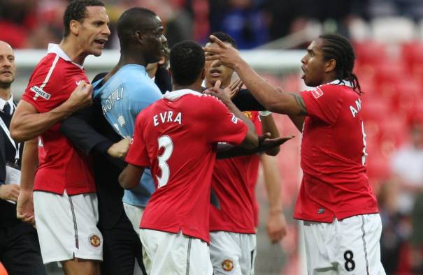 Balotelli provoca, il derby di Manchester finisce in rissa. Video