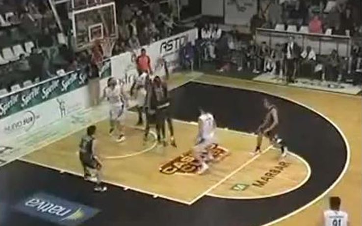 Basket: Incredibile autocanestro di Reggie Okosa [Video]