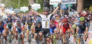 Giro d’Italia, bis di Cavendish e da domani inizia l’inferno