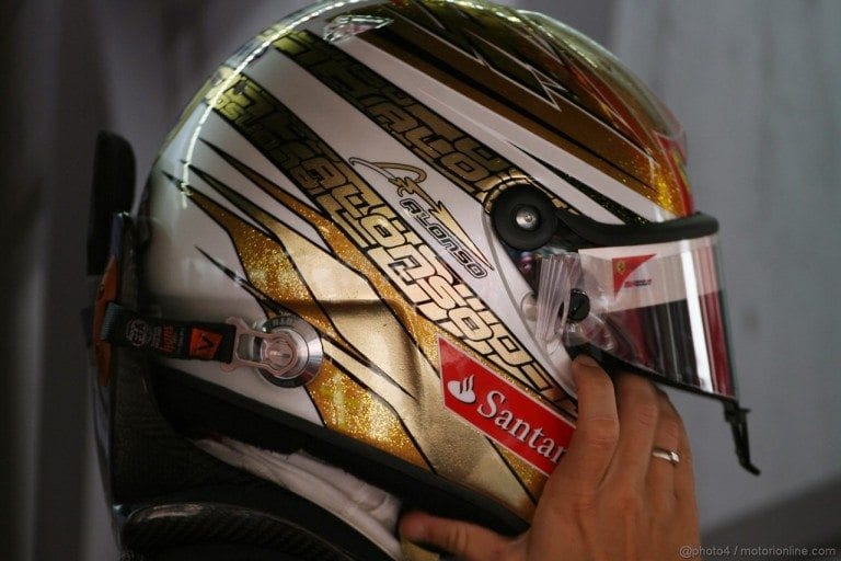 Alonso con un nuovo casco a Monaco
