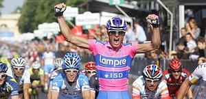 Giro d’Italia 2011. Gioia Petacchi e Cavendish si consola con la rosa