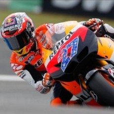 MotoGP: a Le Mans la pole è di Stoner. Rossi in ritardo, è 9°