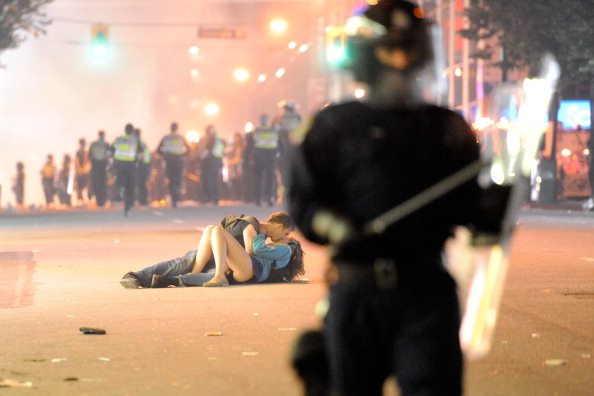 “Il bacio in mezzo alla guerra”. Ecco la foto che sta facendo il giro del Mondo