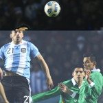 Argentine forward Ezequiel Lavezzi(21) t