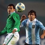 Bolivian defender Lorgio Alvarez (L) vie