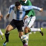 Argentine defender Javier Zanetti (L) vi