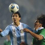 Argentine defender Nicolas Burdisso (L)