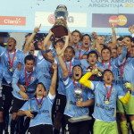 I giocatori dell’Uruguay alzano la Coppa America